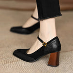 Klassieke dames hakken met vierkante neus, brogue stiksels en smalle enkelband