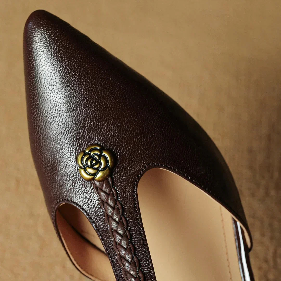 Leren dames sandalen met gevlochten T-band, gouden rand en gevormde hak