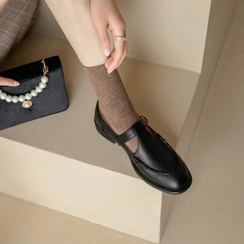 Bruine retro dames schoenen met ronde neus, gouden gesp en lage stabiele hak