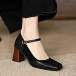 Klassieke dames hakken met vierkante neus, brogue stiksels en smalle enkelband