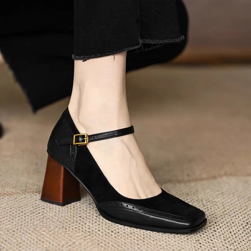 Klassieke dames hakken met vierkante neus, brogue stiksels en smalle enkelband