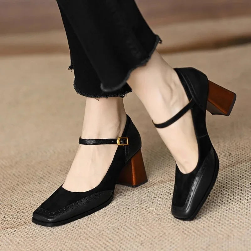 Klassieke dames hakken met vierkante neus, brogue stiksels en smalle enkelband
