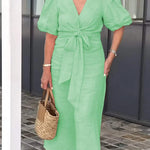 Elegante midi jurk voor dames met diepe V-hals, knoopdetail en pofmouwen