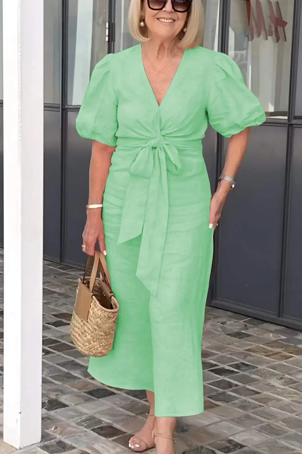 Elegante midi jurk voor dames met diepe V-hals, knoopdetail en pofmouwen