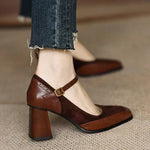 Klassieke dames hakken met vierkante neus, brogue stiksels en smalle enkelband