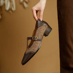 Vintage schoenen met T-bandjes, gouden gesp en lage hak in een klassieke bruine tint