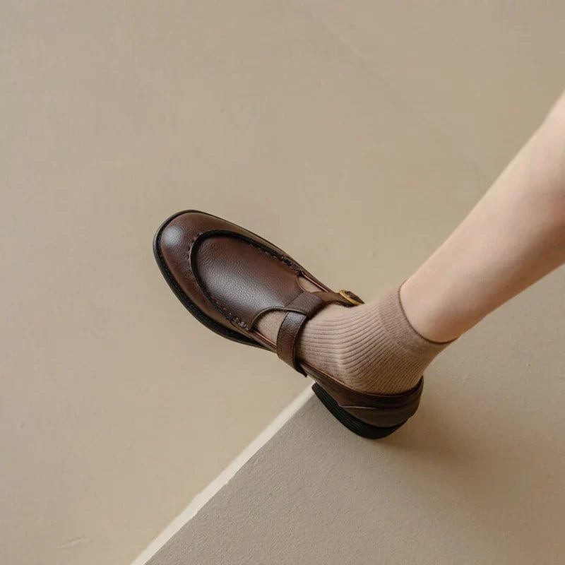 Bruine retro dames schoenen met ronde neus, gouden gesp en lage stabiele hak