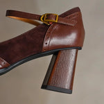 Klassieke dames hakken met vierkante neus, brogue stiksels en smalle enkelband