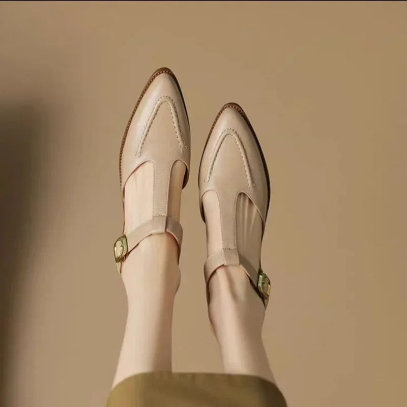 Dames gespschoenen met brede band, grote gesp, ronde neus en lage hak