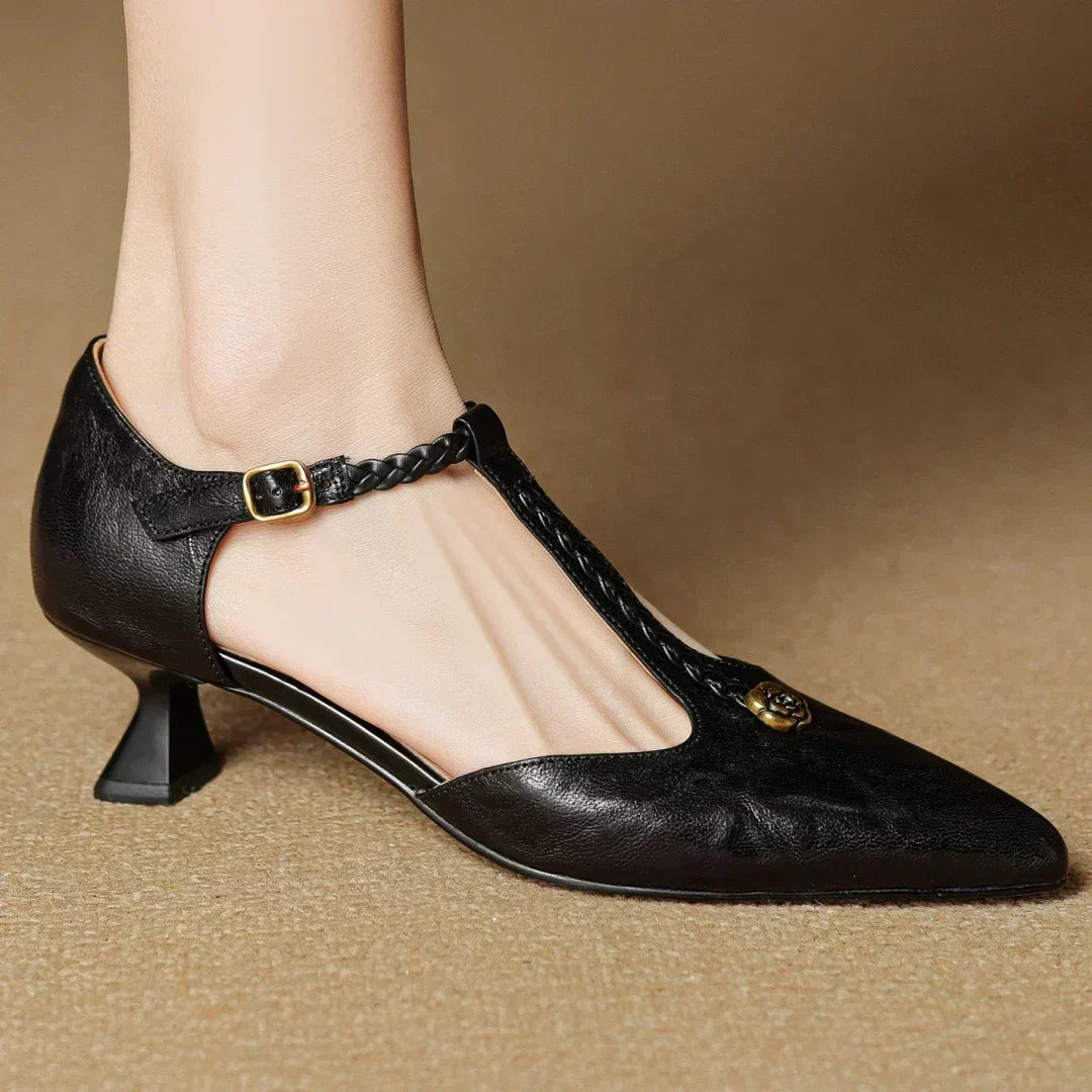 Leren dames sandalen met gevlochten T-band, gouden rand en gevormde hak