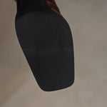 Klassieke dames hakken met vierkante neus, brogue stiksels en smalle enkelband