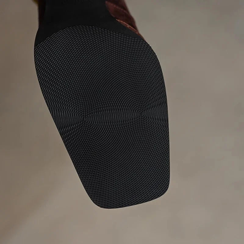 Klassieke dames hakken met vierkante neus, brogue stiksels en smalle enkelband