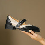 Bruine leren Mary Janes met brogue-perforaties, ronde T-band en gespsluiting