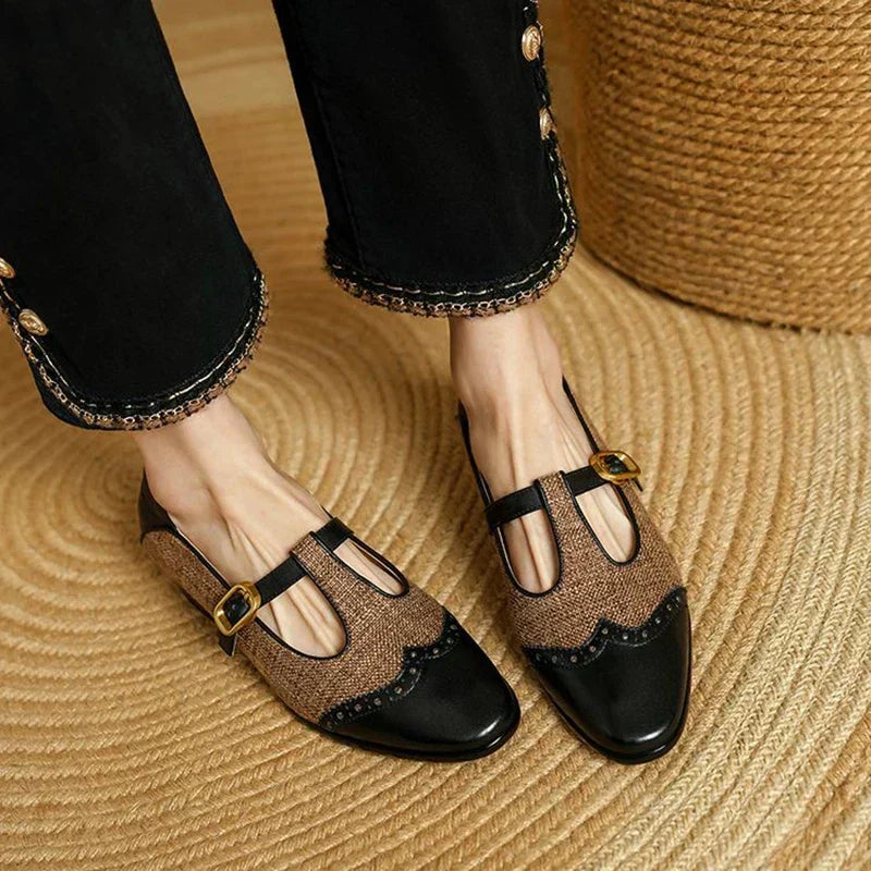 Vintage schoenen met T-bandjes, gouden gesp en lage hak in een klassieke bruine tint