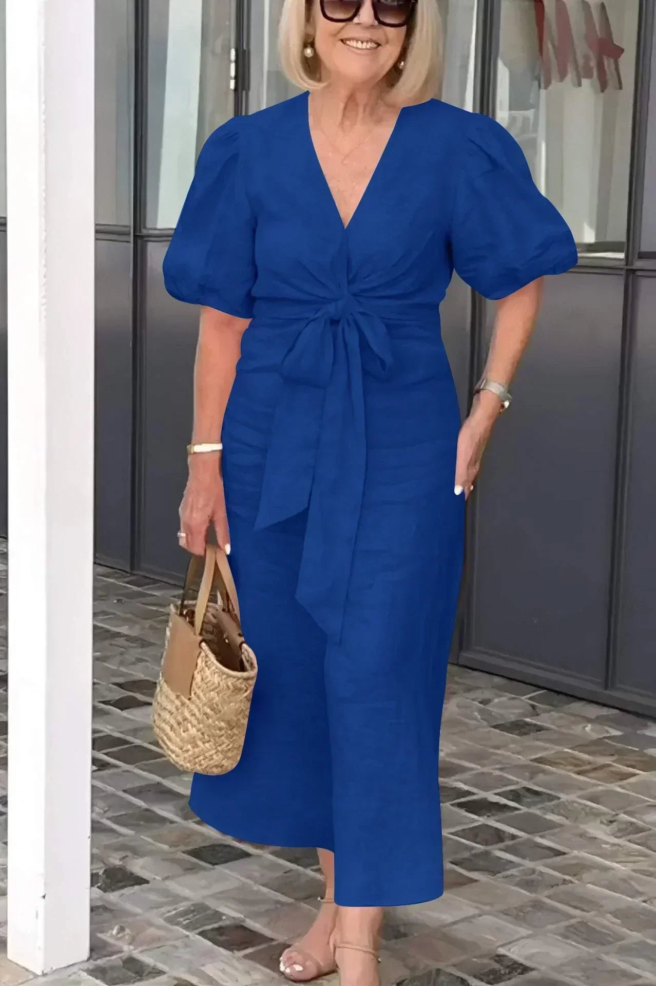 Elegante midi jurk voor dames met diepe V-hals, knoopdetail en pofmouwen