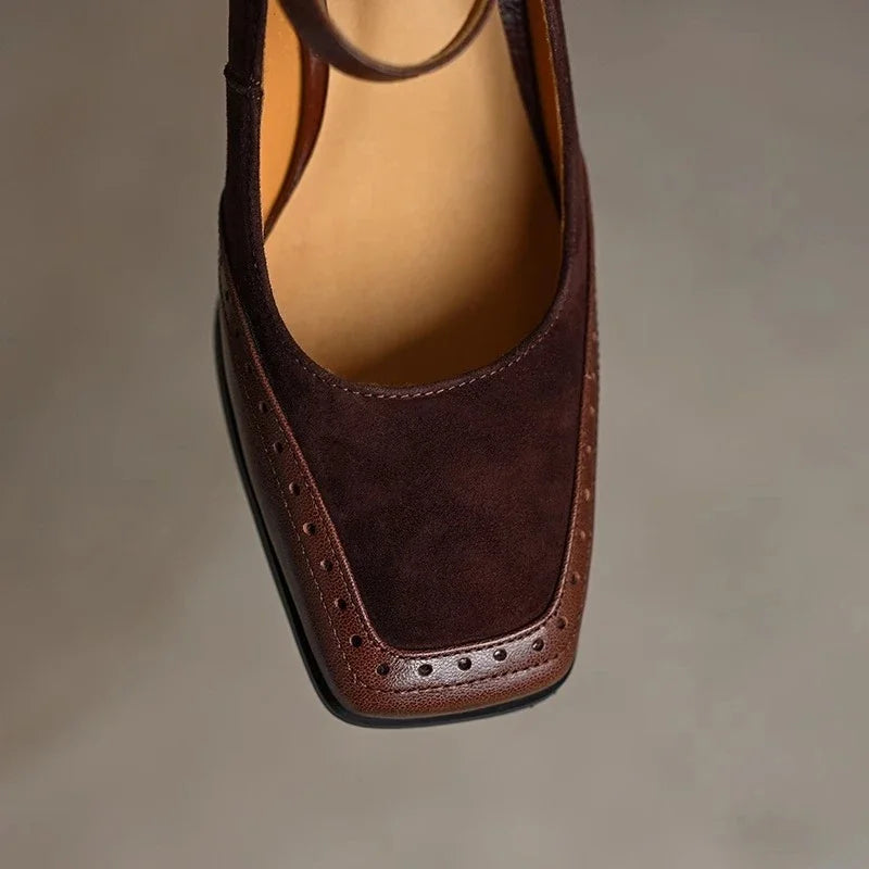 Klassieke dames hakken met vierkante neus, brogue stiksels en smalle enkelband