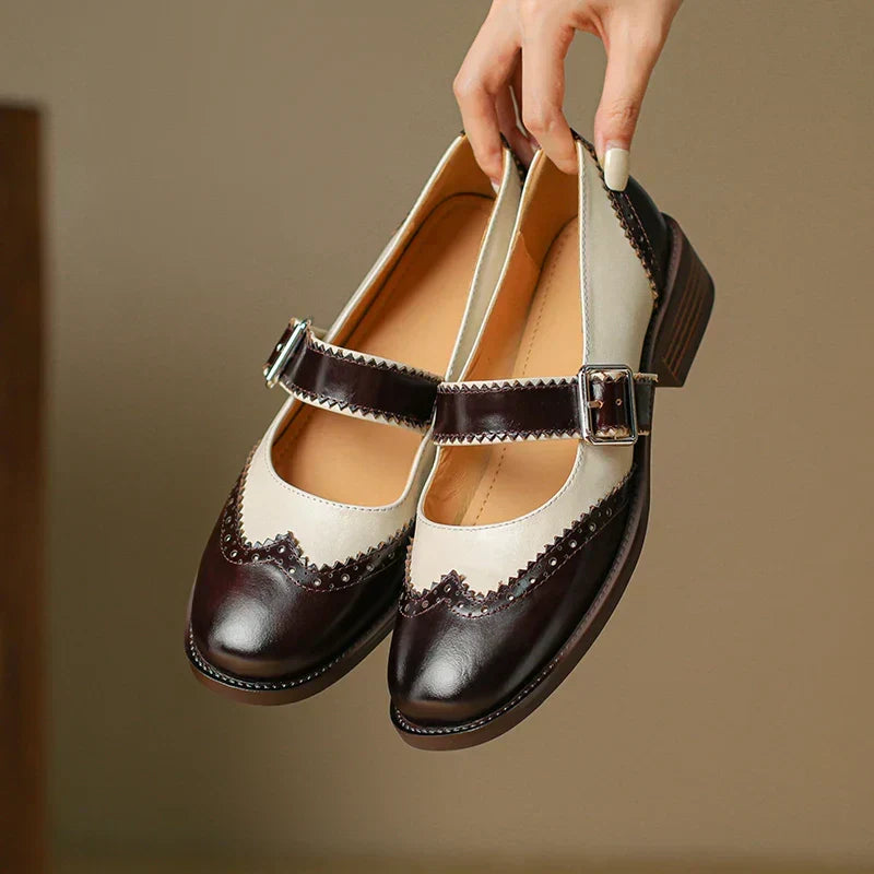 Bruine leren Mary Janes met brogue-perforaties, ronde T-band en gespsluiting