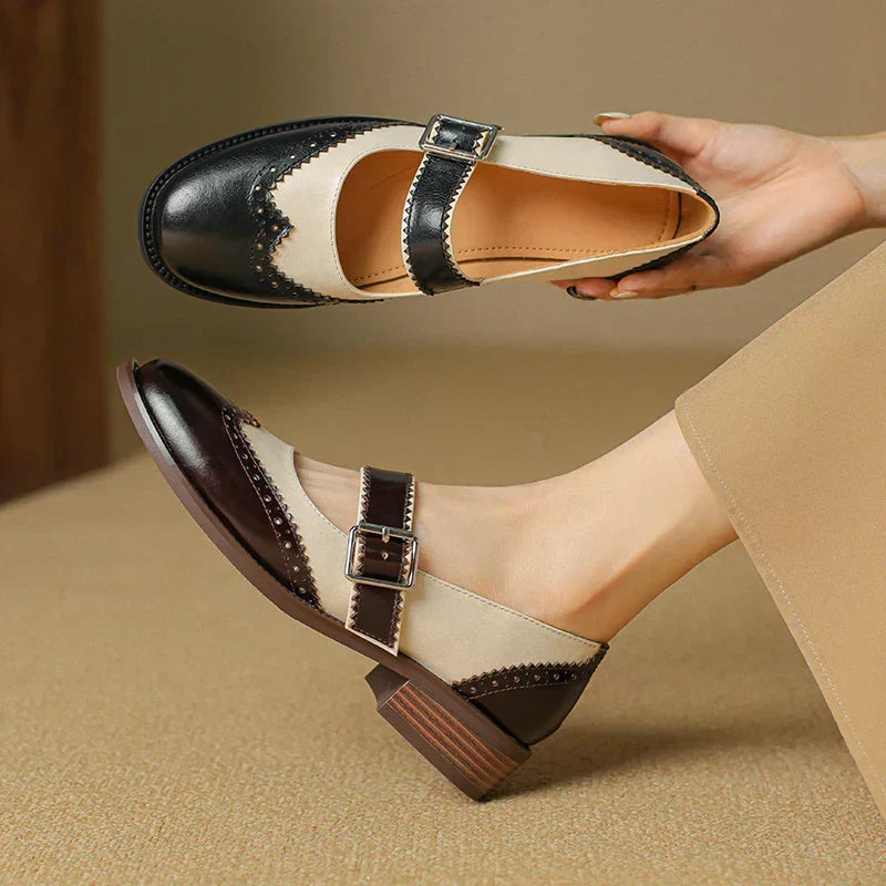 Bruine leren Mary Janes met brogue-perforaties, ronde T-band en gespsluiting
