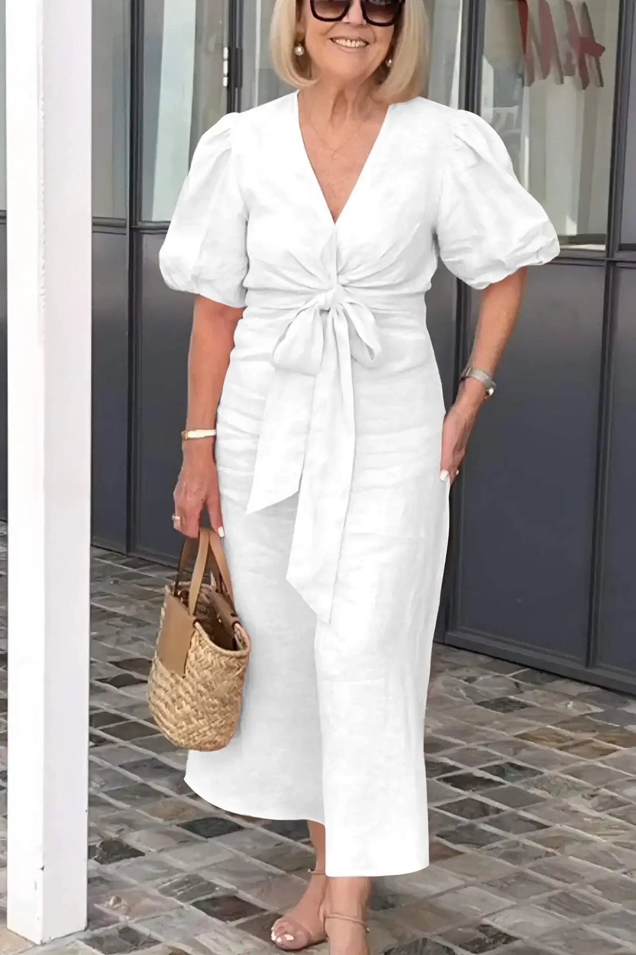 Elegante midi jurk voor dames met diepe V-hals, knoopdetail en pofmouwen