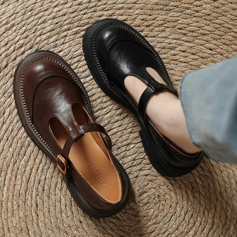 Bruine T-band schoenen met ronde neus, verstelbare gesp en ambachtelijke stiksels