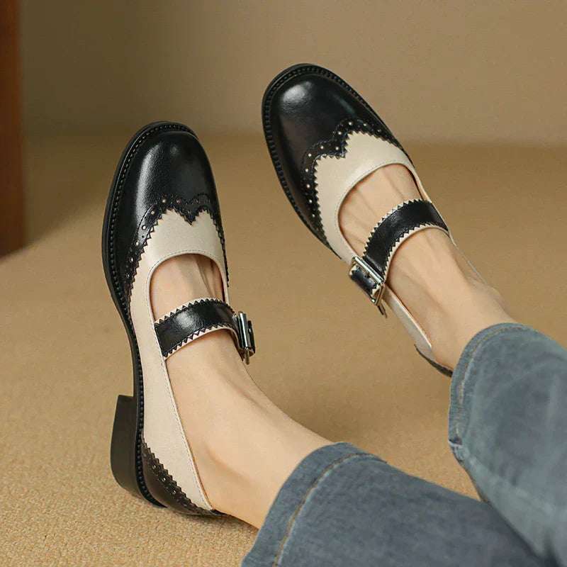 Bruine leren Mary Janes met brogue-perforaties, ronde T-band en gespsluiting