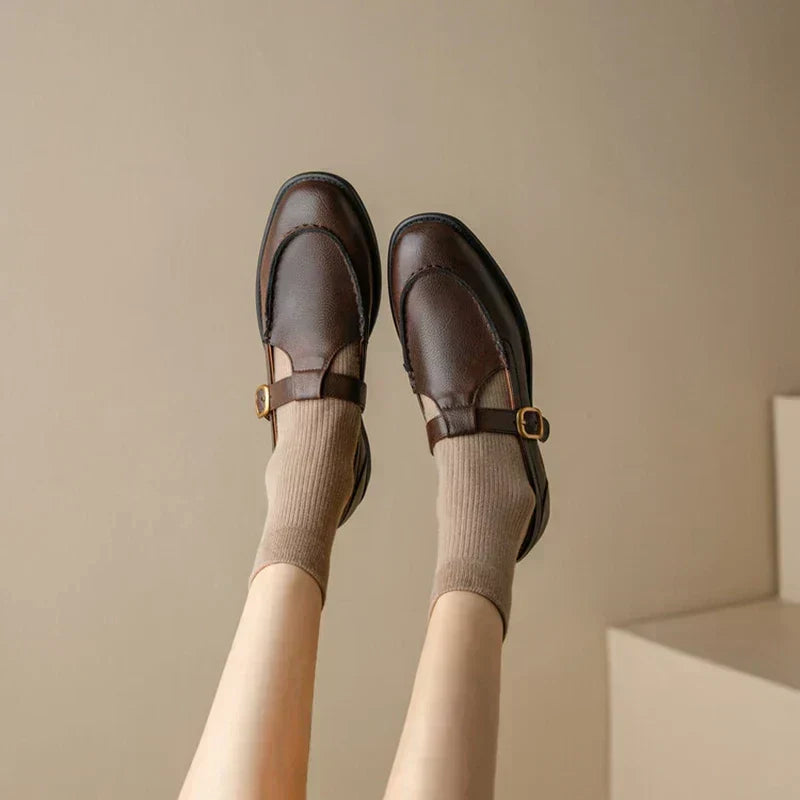 Bruine retro dames schoenen met ronde neus, gouden gesp en lage stabiele hak