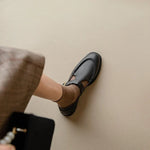 Bruine retro dames schoenen met ronde neus, gouden gesp en lage stabiele hak