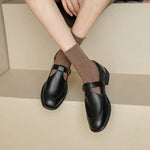 Bruine retro dames schoenen met ronde neus, gouden gesp en lage stabiele hak