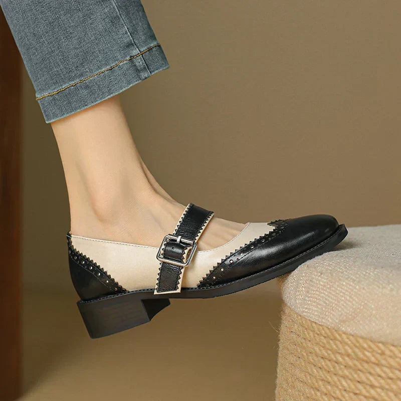 Bruine leren Mary Janes met brogue-perforaties, ronde T-band en gespsluiting