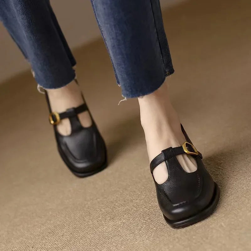 Zwarte T-band schoenen met vierkante neus, gouden gesp en lage blokhak voor dames