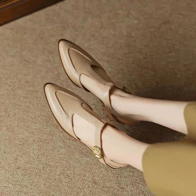 Dames gespschoenen met brede band, grote gesp, ronde neus en lage hak