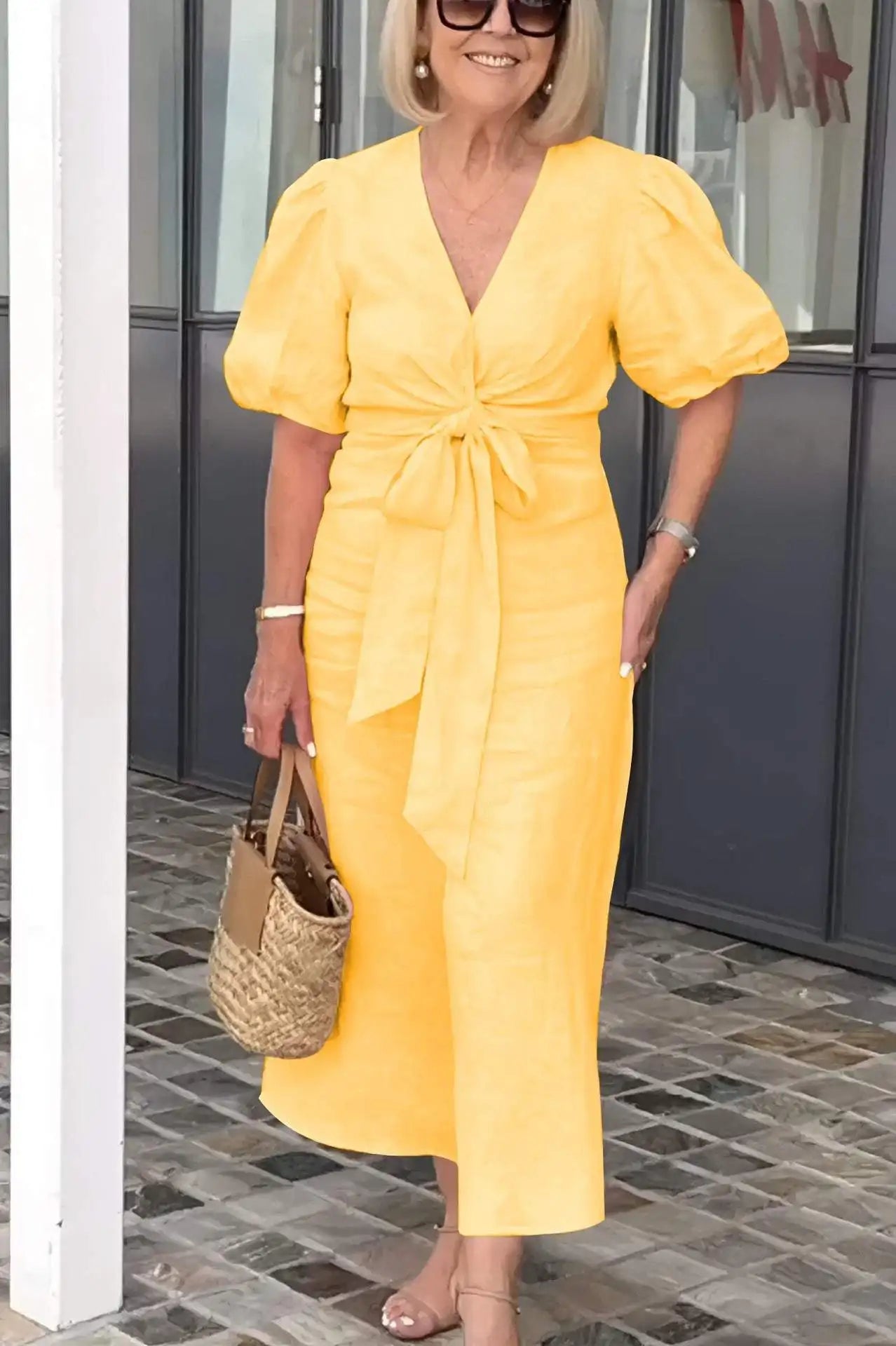 Elegante midi jurk voor dames met diepe V-hals, knoopdetail en pofmouwen