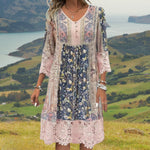 Boho midi jurk met patchwork bloemenprint, gehaakt kant en knoopjes bij de hals