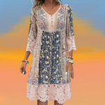 Boho midi jurk met patchwork bloemenprint, gehaakt kant en knoopjes bij de hals