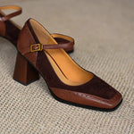Klassieke dames hakken met vierkante neus, brogue stiksels en smalle enkelband