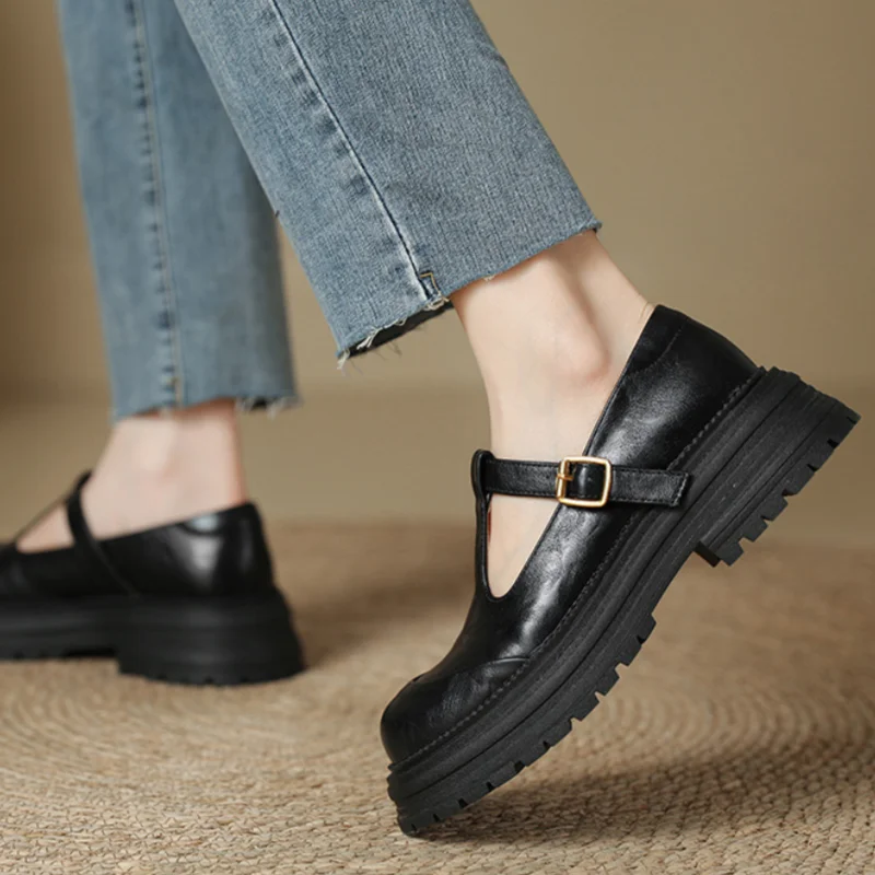Bruine T-band schoenen met ronde neus, verstelbare gesp en ambachtelijke stiksels