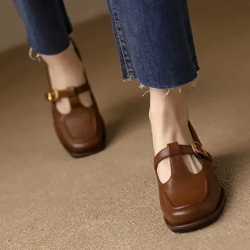 Zwarte T-band schoenen met vierkante neus, gouden gesp en lage blokhak voor dames