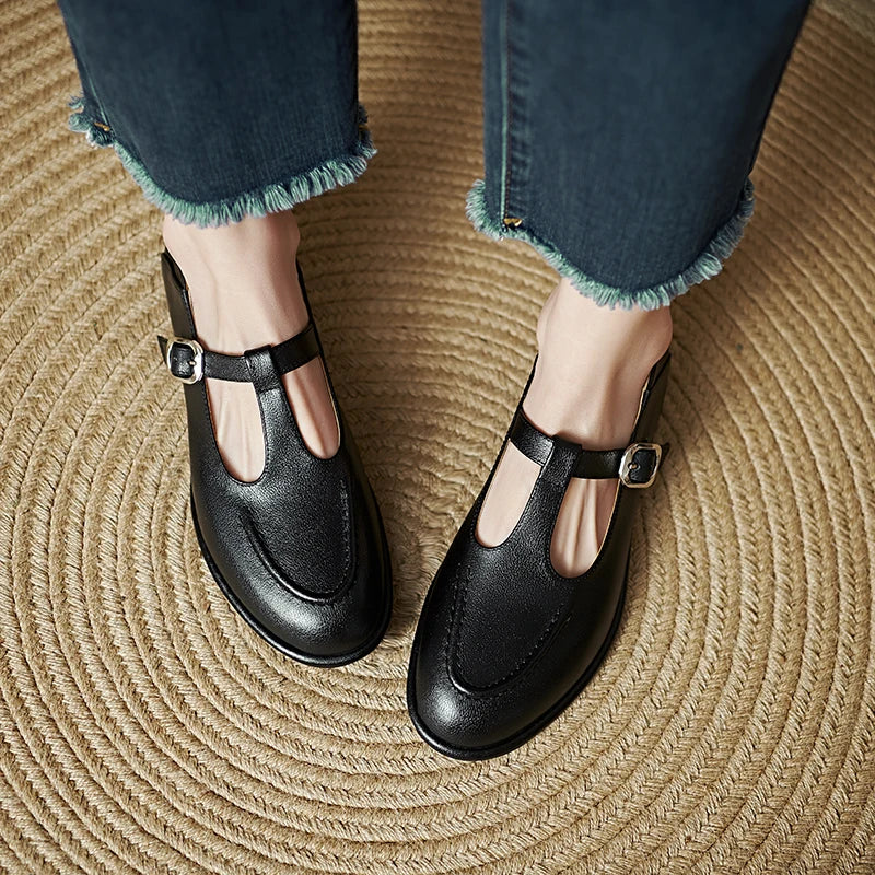 Retro dames schoenen met T-band, ronde neus en lage hak in effen afwerking