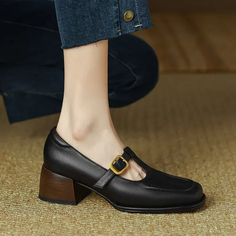Zwarte T-band schoenen met vierkante neus, gouden gesp en lage blokhak voor dames