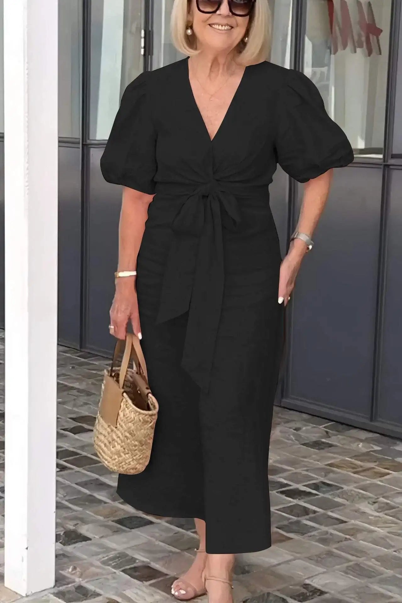 Elegante midi jurk voor dames met diepe V-hals, knoopdetail en pofmouwen