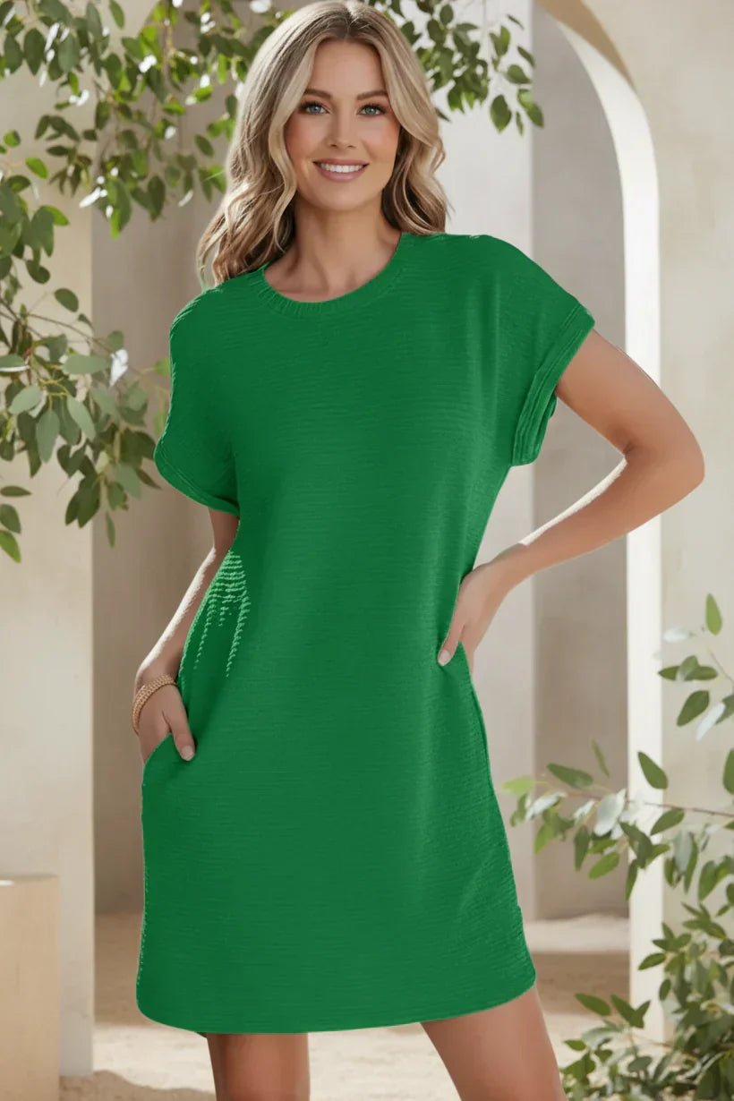 Levendige shift jurk voor dames in frisse kleur met opgerolde mouwen en zijzakken