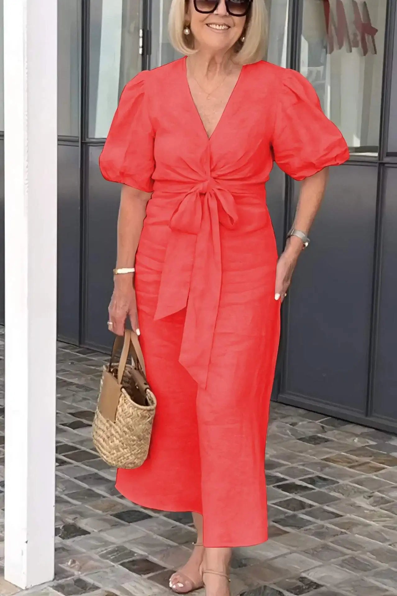 Elegante midi jurk voor dames met diepe V-hals, knoopdetail en pofmouwen