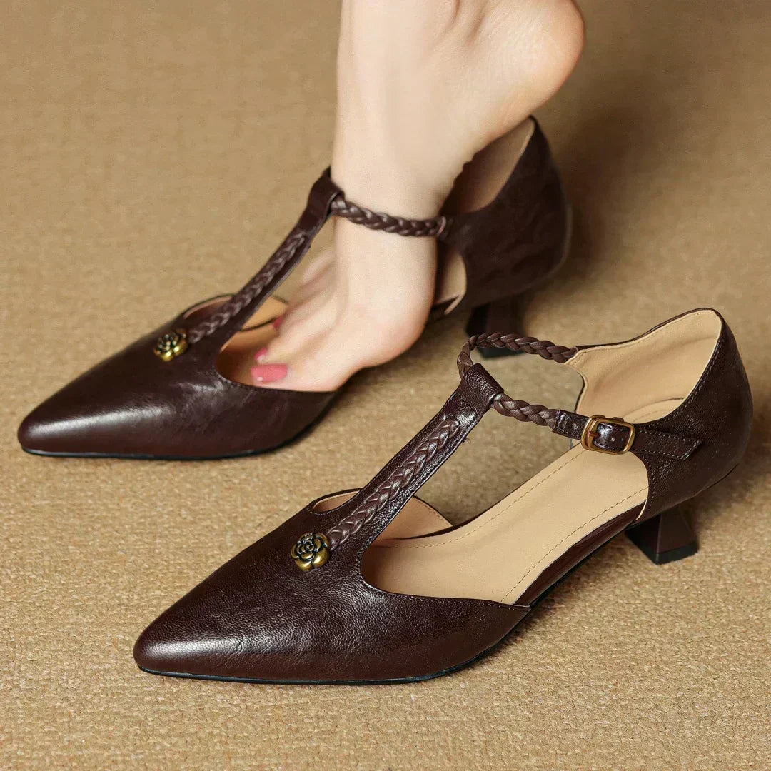 Leren dames sandalen met gevlochten T-band, gouden rand en gevormde hak