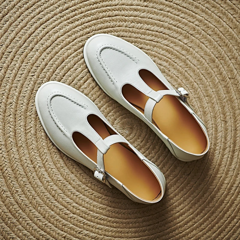 Retro dames schoenen met T-band, ronde neus en lage hak in effen afwerking
