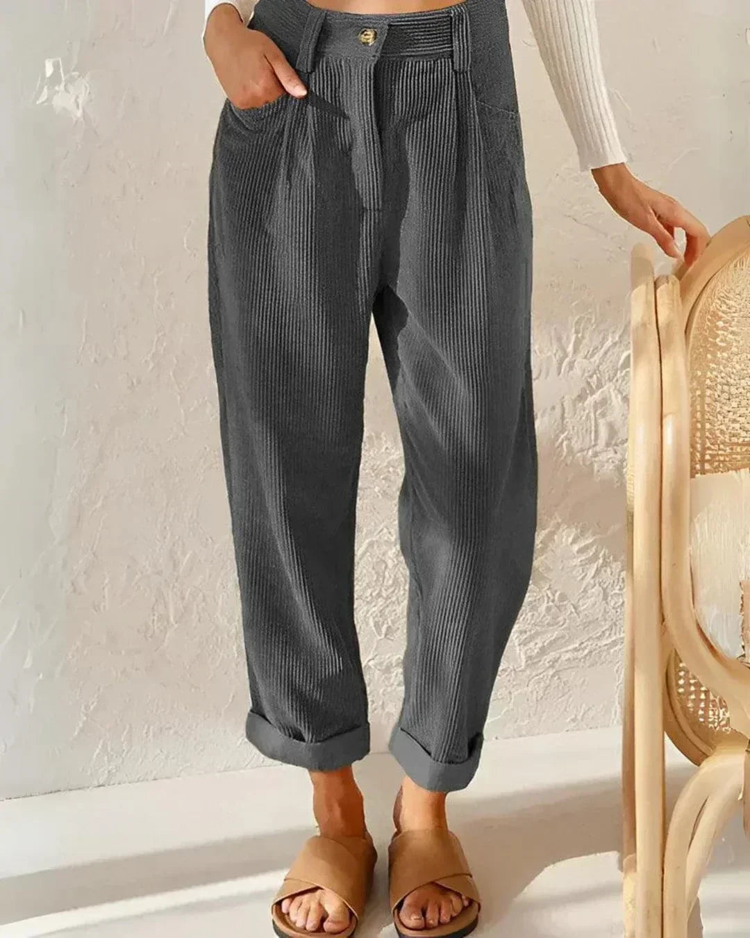 Tijdloze casual damesbroek met hoge taille, ruime pasvorm en diepe steekzakken