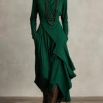 Elegante maxi jurk met zachte asymmetrische lagen en subtiele hoge halslijn