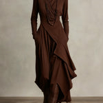 Elegante maxi jurk met zachte asymmetrische lagen en subtiele hoge halslijn