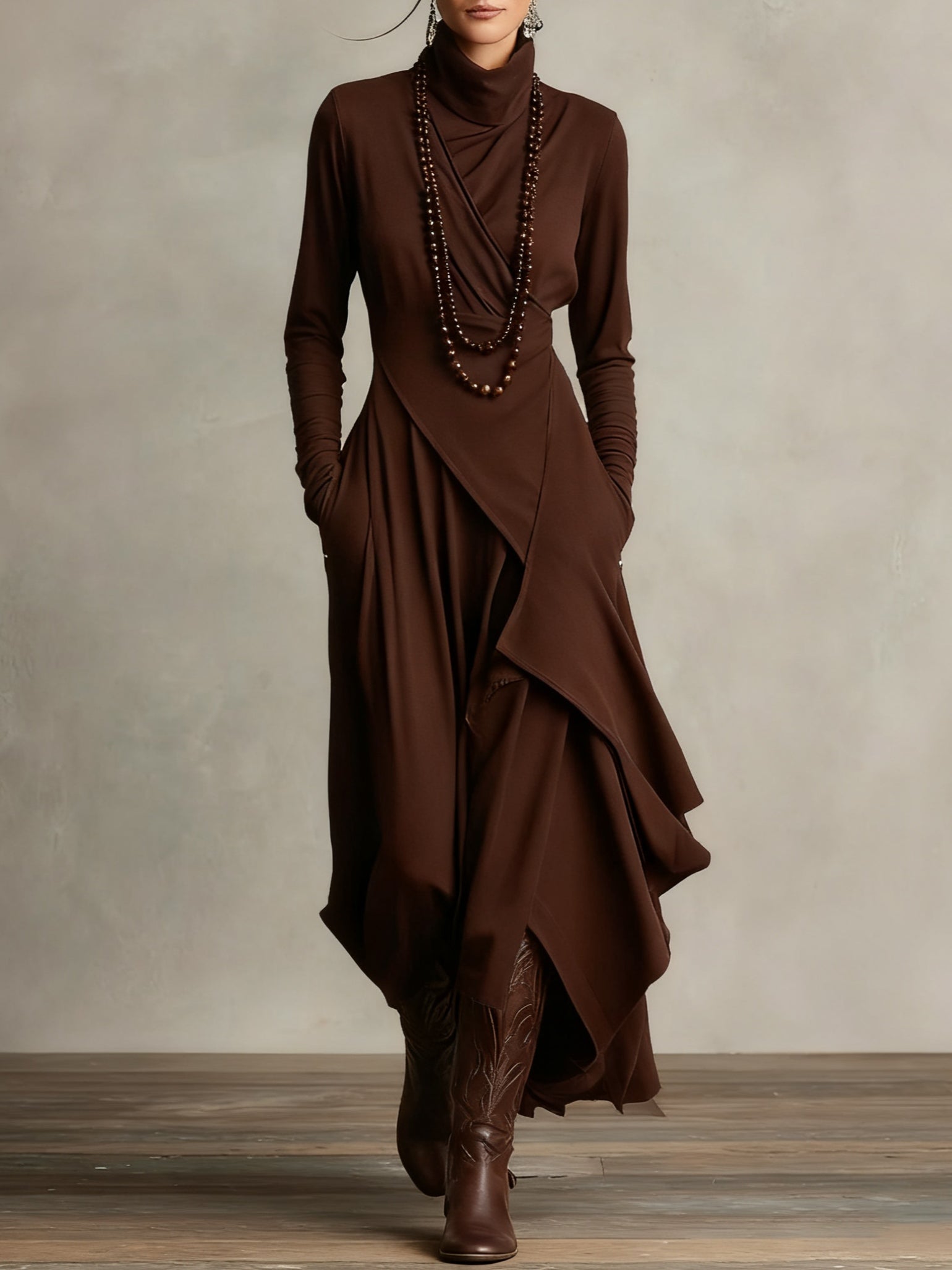 Elegante maxi jurk met zachte asymmetrische lagen en subtiele hoge halslijn