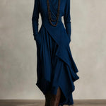 Elegante maxi jurk met zachte asymmetrische lagen en subtiele hoge halslijn