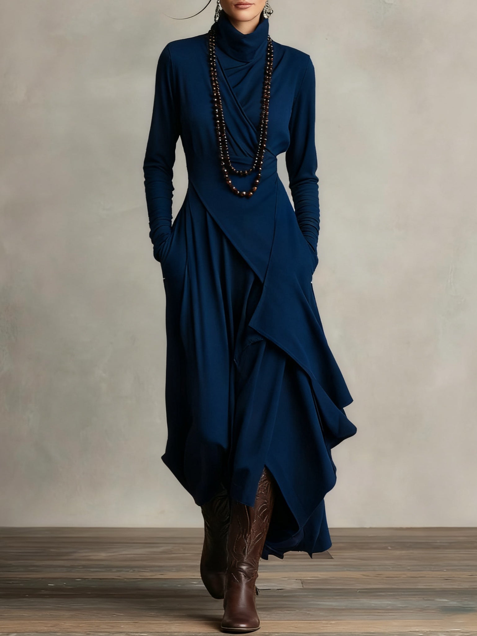 Elegante maxi jurk met zachte asymmetrische lagen en subtiele hoge halslijn